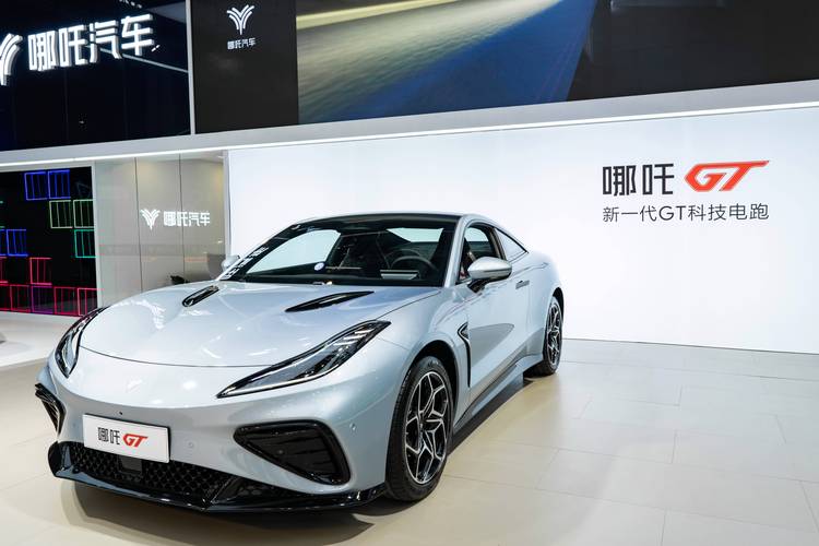 广州160哪吒汽车在智能汽车领域的表现，领途汽车在新能源汽车市场中的影响力